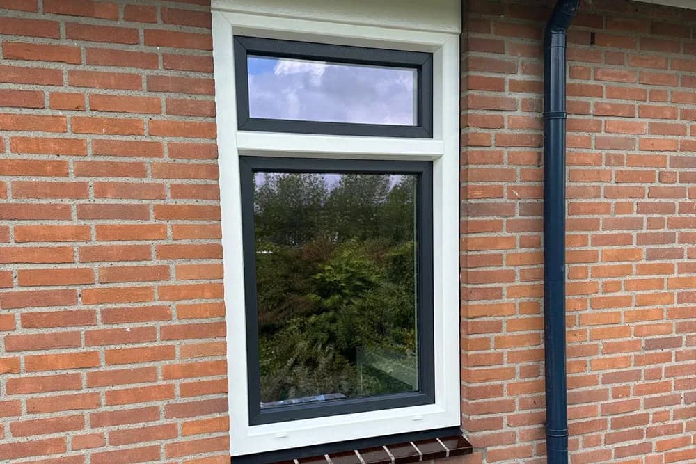 Kunststof draaikiepramen met bovenlicht klassieke gevel